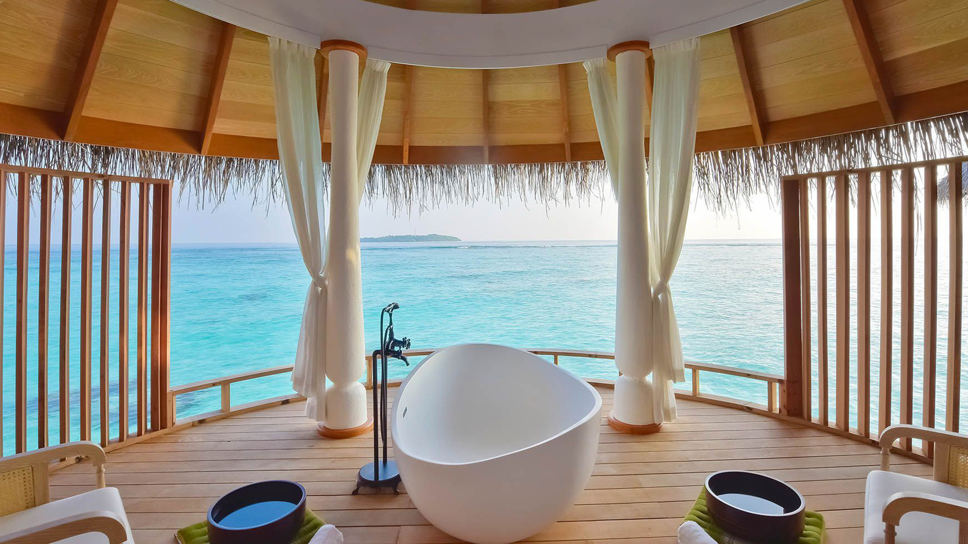 5 Hotels with the Best Bathtub Views in the World