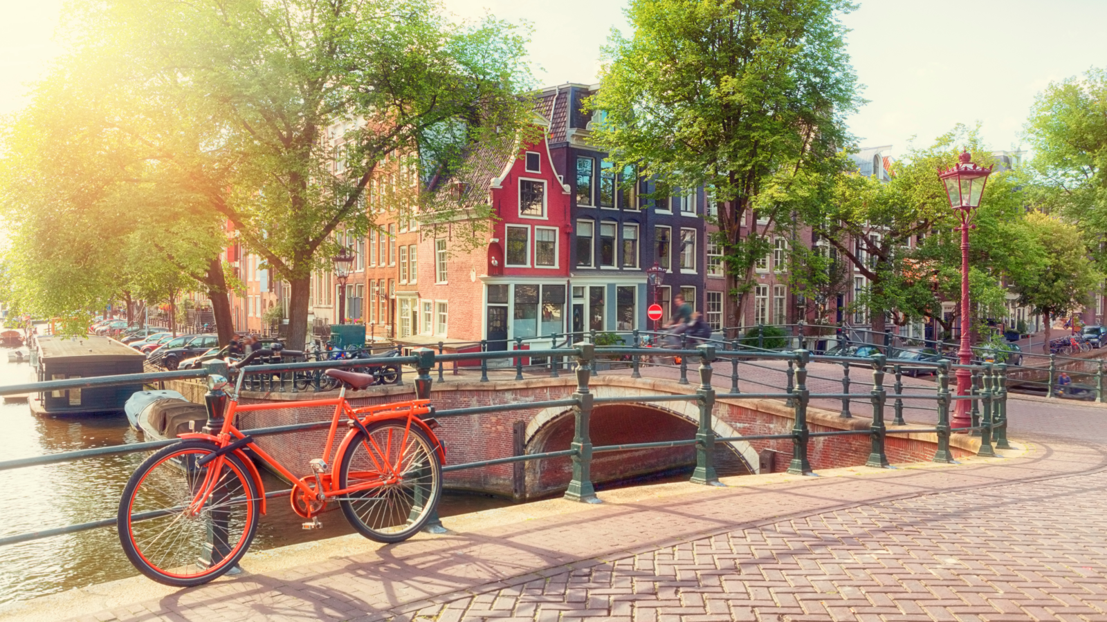 10 Mistakes Tourists Make in Amsterdam (That Ruin the Vibe)