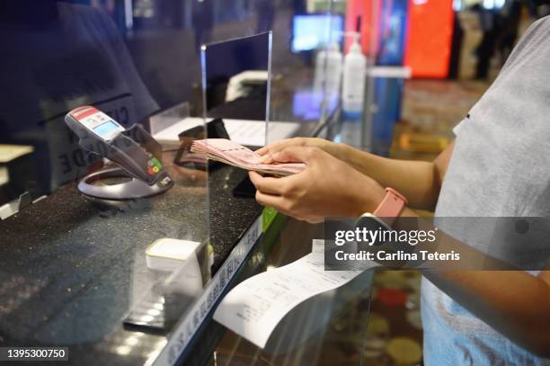 Dont Convert Currency at the Airport (Do This)